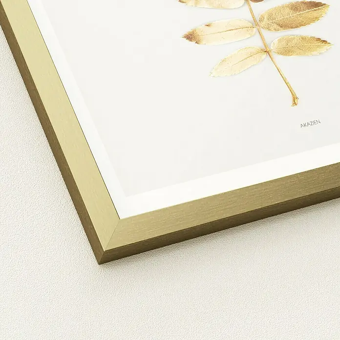 ProArt Bild Slim Scandic - Golden Leaf II, B x H: 33 x 33 cm - Nahaufnahme eines gerahmten Kunstwerks mit goldenen Blättern und einem goldenen Rahmen, der dem Bild einen eleganten Touch verleiht.