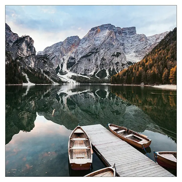 ProArt Young Living Leinwandbild - Wildsee I, B x H: 50 x 50 cm - Idyllischer Pragser Wildsee mit Booten am Steg und Bergpanorama im Hintergrund. Ein friedlicher Ort für Naturliebhaber.