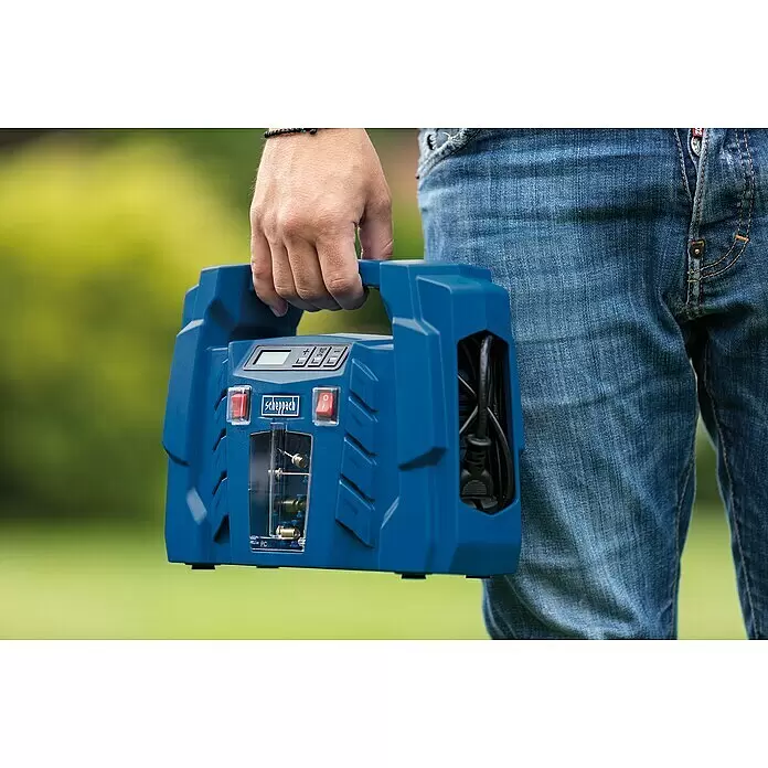 Scheppach Kompressor Air Force 5 - Max. Druck: 8 bar - Blauer Scheppach Luftkompressor mit Digitalanzeige, von einer Person in Jeans gehalten.