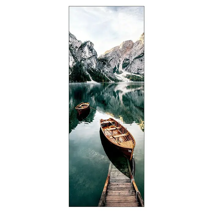 ProArt Young Living Leinwandbild - Wildsee III, B x H: 30 x 80 cm - Blick auf ein ruhiges Gewässer mit zwei Ruderbooten und Bergkulisse. Das größere Boot liegt an einem Holzsteg.