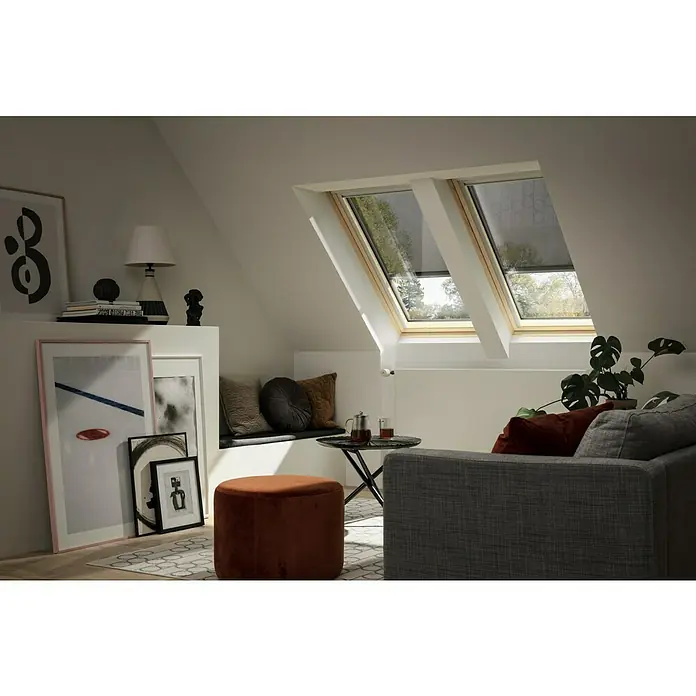 Velux Dachfenster-Markise Elektro MML CK04 5060S - Farbe: Uni Schwarz - 5060S, Elektrisch - Helles Dachzimmer mit VELUX Dachfenstern und Rollos. Die Fenster bieten einen Blick auf die Natur und sorgen für viel Tageslicht.
