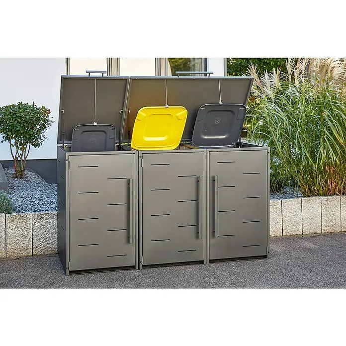 Sunfun Mülltonnenbox - B x T: 134 x 81,5 cm, Anthrazit, Stahl, Geeignet für Anzahl Mülltonnen: 2 Stk. - Drei graue Mülltonnenboxen stehen draußen, mit offenen Deckeln und farbigen Inneneimern, umgeben von Grün.