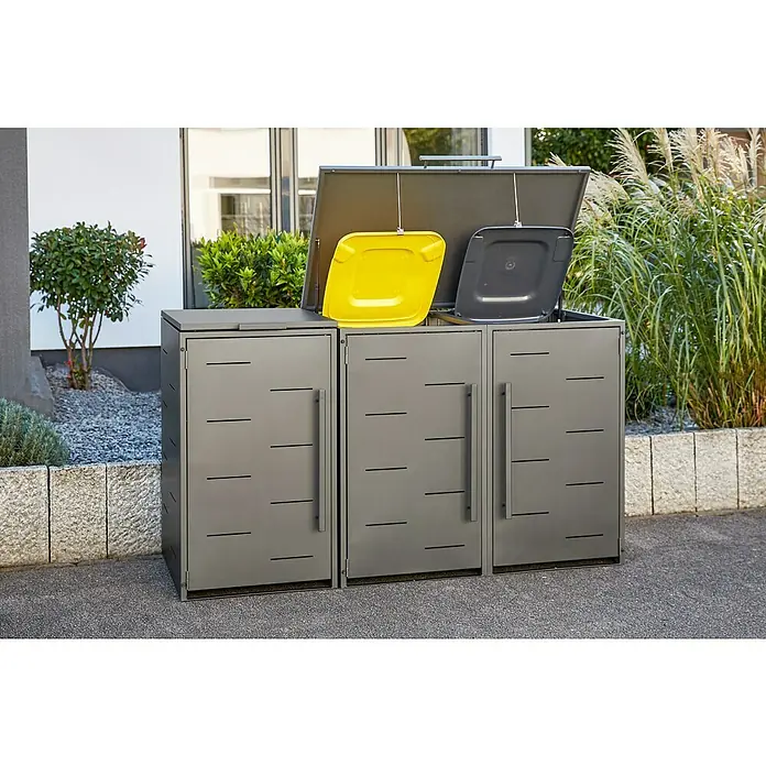 Sunfun Mülltonnenbox - B x T: 134 x 81,5 cm, Anthrazit, Stahl, Geeignet für Anzahl Mülltonnen: 2 Stk. - Eine Reihe von drei grauen Mülltonnenboxen aus Metall stehen im Freien, wobei die Deckel geöffnet sind und gelbe und graue Behälter sichtbar sind.