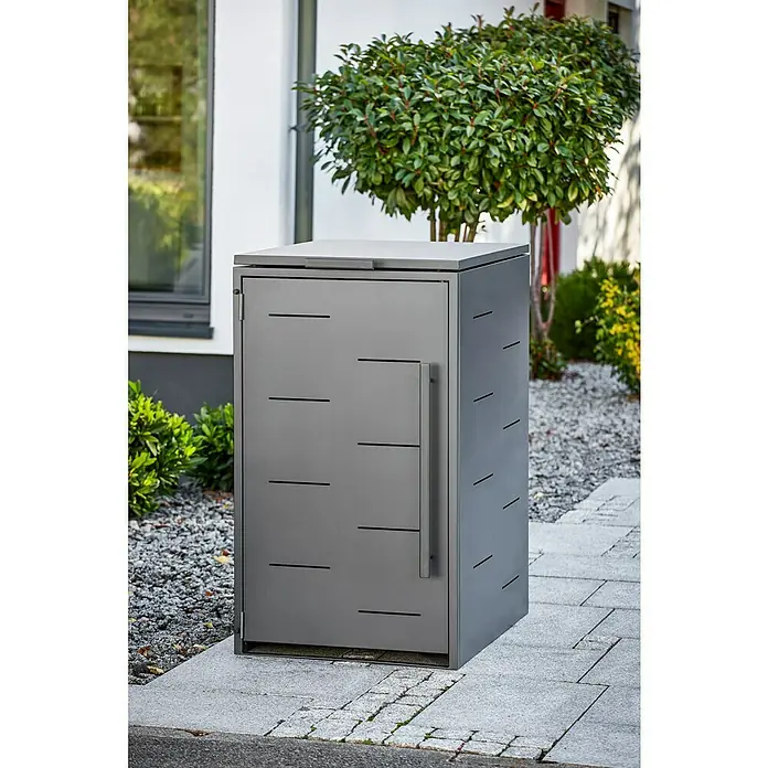 Sunfun Mülltonnenbox - B x T: 67 x 81,5 cm, Anthrazit, Stahl, Geeignet für Anzahl Mülltonnen: 1 Stk. - Moderner grauer Paketkasten mit Griff und horizontalen Schlitzen vor einem Haus.