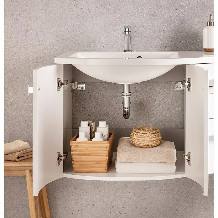 Badmöbel-Set WAV12G2 - Gesamtbreite Badmöbel: 120 cm, Grafit, Hochglänzend, DIN Anschlag: Links - Badezimmerschrank mit geöffneten Türen, darunter weiße Handtücher, eine Holzkiste und Kosmetikprodukte.