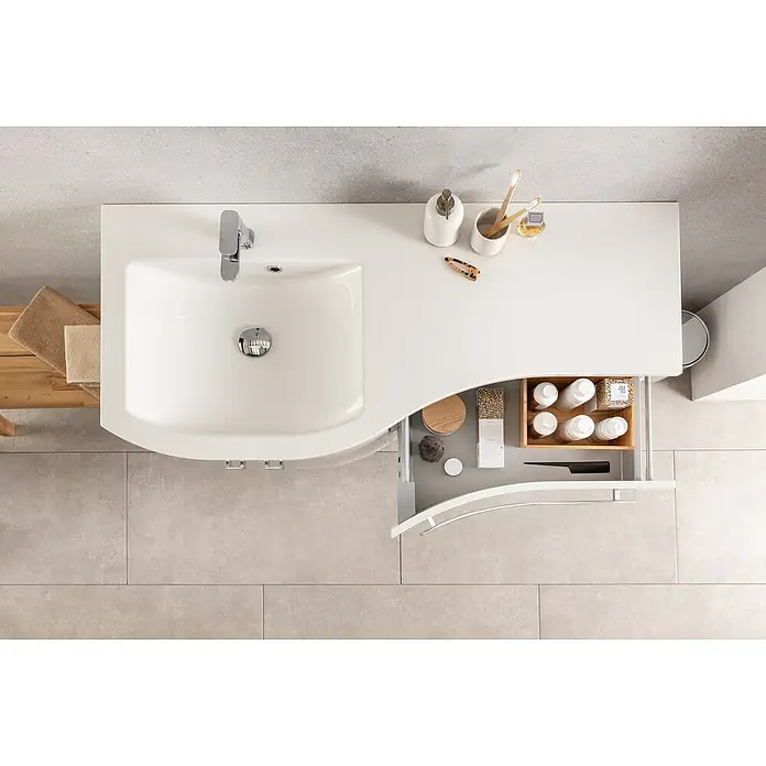 Badmöbel-Set WAV12G2 - Gesamtbreite Badmöbel: 120 cm, Grafit, Hochglänzend, DIN Anschlag: Links - Badezimmerwaschtisch mit eingelassenem Waschbecken, Armatur und offenem Auszug mit Badutensilien auf hellgrauem Fliesenboden.