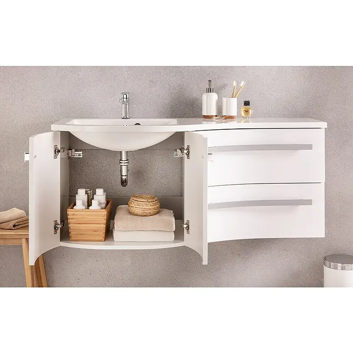 Badmöbel-Set WAV12W2 - Gesamtbreite Badmöbel: 120 cm, Weiß, Hochglänzend, DIN Anschlag: Links - Ein Badezimmer-Waschtisch in Weiß mit geöffneten Türen, der einen Einblick in den Stauraum und die darin befindlichen Badutensilien bietet.