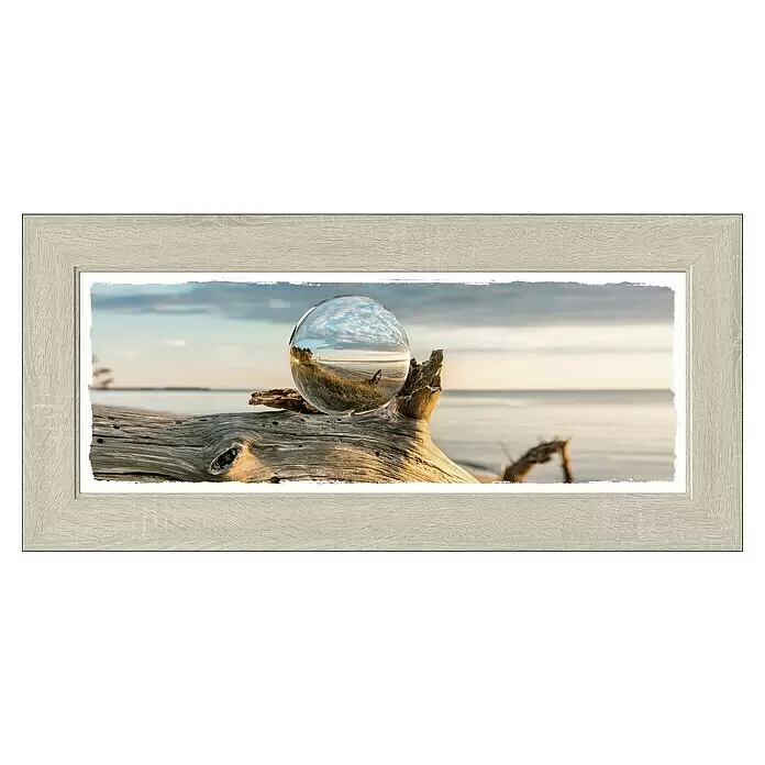 ProArt Bild New Classic Wood - Drop on Wood, B x H: 94 x 44 cm - Hellbeiger Holzbilderrahmen mit Holzmaserung, der ein Strandlandschaftsfoto mit reflektierender Glaskugel zeigt.
