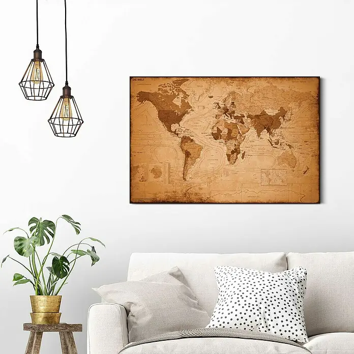 Reinders Decopanel - Weltkarte Antik Optik, B x H: 90 x 60 cm - Antike Weltkarte als Wandbild über einem Sofa, beleuchtet von modernen Pendelleuchten. Perfekt für Wohnzimmer oder Büro, um einen Hauch von Vintage-Stil zu verleihen.