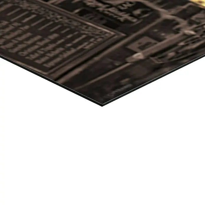 Reinders Decopanel - Chris Consani - Java Dreams, B x H: 156 x 52 cm - Nahaufnahme eines Metallbildes mit unscharfem Text und Stadtansicht. Hochwertiger Druck auf Metall für moderne Wanddekoration.