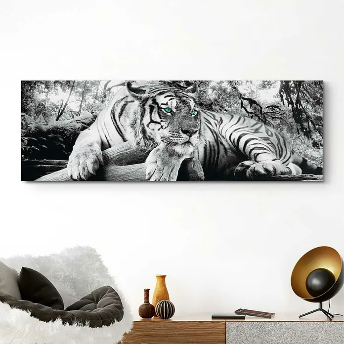 Reinders Decopanel - Tiger is Watching You, B x H: 156 x 52 cm - Wandkunst Tiger: Ein atemberaubendes Schwarz-Weiß-Leinwandbild mit einem Tiger, dessen leuchtend grüne Augen einen fesselnden Farbakzent setzen.