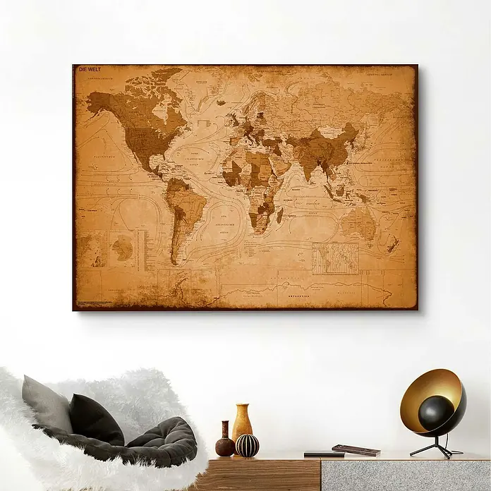 Reinders Decopanel - Weltkarte Antik Optik, B x H: 140 x 100 cm - Eine gerahmte Weltkarte im Vintage-Stil hängt an einer weißen Wand über einem stilvollen Sideboard. Perfekt für Liebhaber altertümlicher Dekoration.
