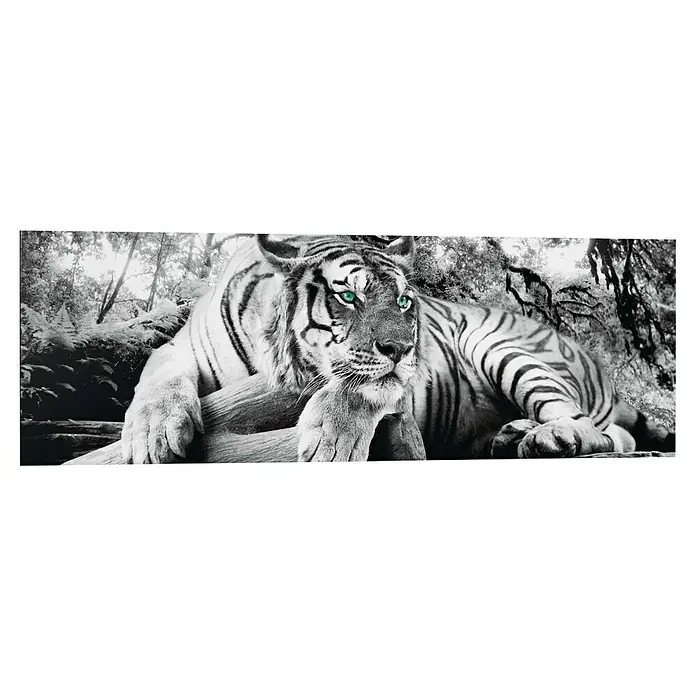 Reinders Decopanel - Tiger is Watching You, B x H: 90 x 30 cm - Nahaufnahme eines Tigers mit leuchtend grünen Augen, der auf einem Baumstamm ruht. Der Tiger ist in Schwarzweiß gehalten und der Hintergrund ist ein Dschungel.