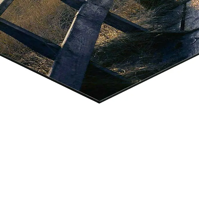 Reinders Decopanel - Way to The Sea, B x H: 90 x 60 cm - Nahaufnahme eines rustikalen Holzzauns inmitten von trockenem Gras, der die natürliche Textur des Holzes hervorhebt.