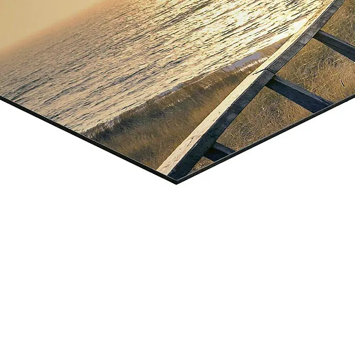 Reinders Decopanel - Way to The Sea, B x H: 90 x 30 cm - Nahaufnahme eines Kunstwerks, das eine Küstenszene mit Wasser und einer Holzkonstruktion zeigt, eingefasst in einem dunklen Rahmen.
