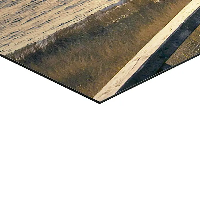 Reinders Decopanel - Way to The Sea, B x H: 156 x 52 cm - Detailaufnahme einer Leinwand mit natürlicher Uferlandschaft und Betonstruktur, ideal für moderne Wanddekorationen.