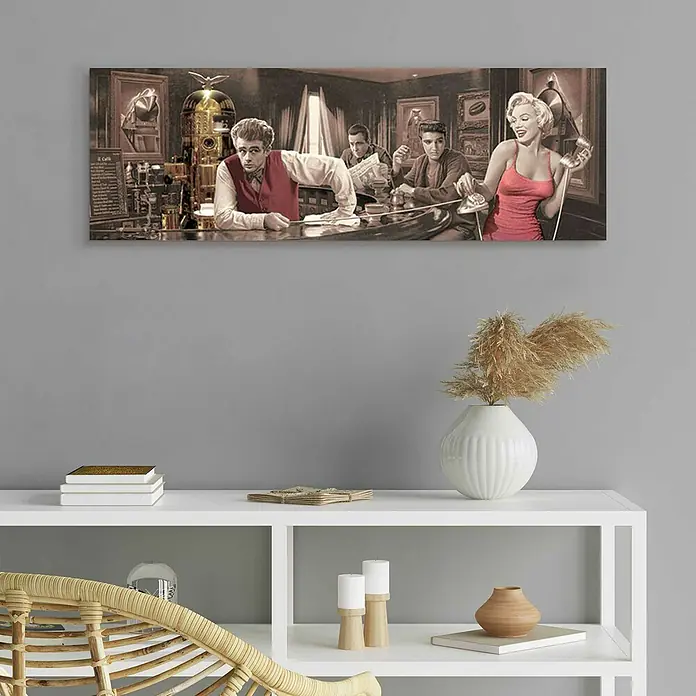 Reinders Decopanel - Chris Consani - Java Dreams, B x H: 90 x 30 cm - Wandbild mit einer Szene aus einem Café, das Prominente wie Marilyn Monroe, James Dean und Elvis Presley zeigt, in Sepiatönen gehalten.