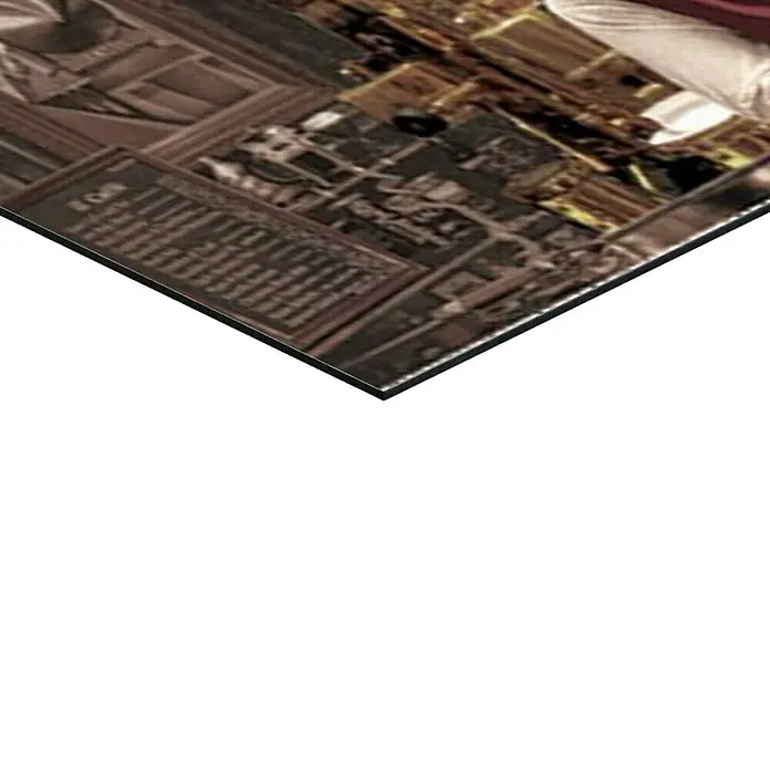 Reinders Decopanel - Chris Consani - Java Dreams, B x H: 90 x 30 cm - Nahaufnahme einer stilvollen Metalltafel mit historischer Stadtansicht und goldenen Akzenten. Ein edles Deko-Element für Liebhaber.