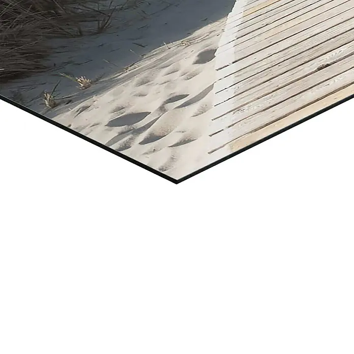 Reinders Decopanel - Dunes, B x H: 50 x 40 cm - Nahaufnahme einer Uferpromenade aus hellem Holz an einem Sandstrand mit spärlicher Vegetation.