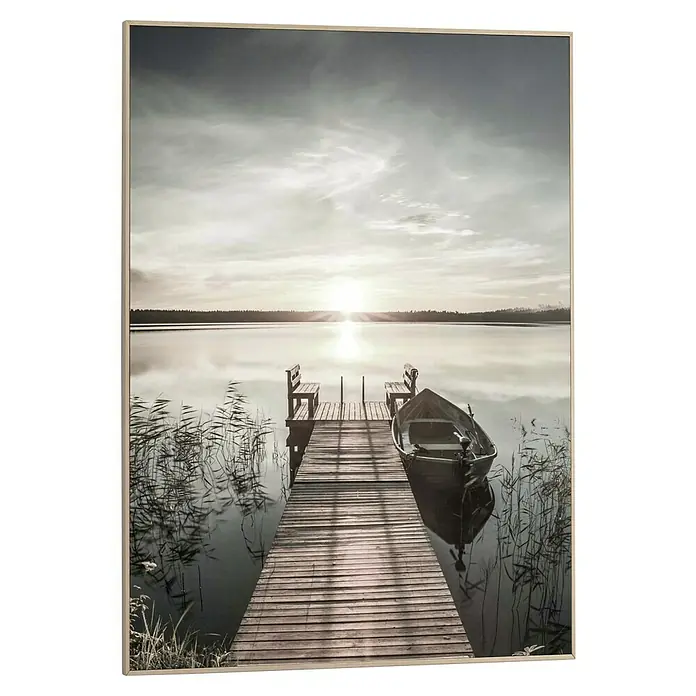 Reinders Bild Slim Frame WoodScandic Jetty, B x H: 50 x 70 cm - Gerahmtes Bild eines Sees mit Steg, Boot und Bänken bei Sonnenaufgang. Die idyllische Szene ist in beruhigenden Grautönen gehalten.