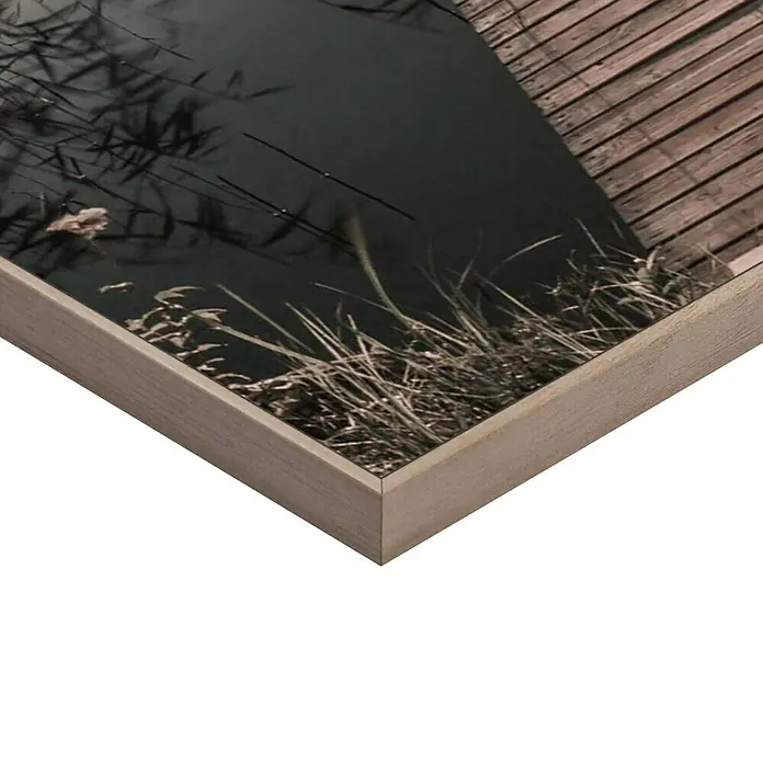 Reinders Bild Slim Frame WoodScandic Jetty, B x H: 50 x 70 cm - Gerahmtes Foto einer ruhigen Uferszene mit Steg, Schilf und dunklem Wasser, das die natürliche Schönheit in den Fokus rückt.