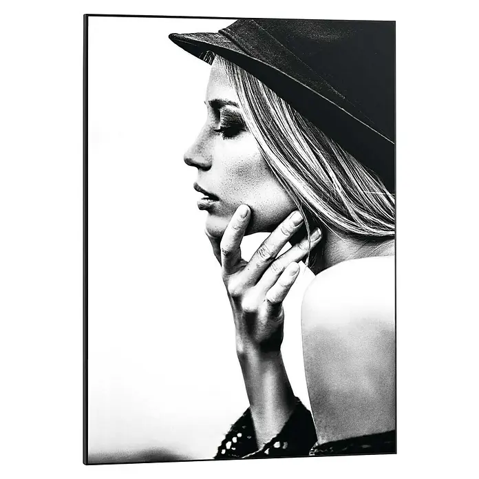 Reinders Bild Slim Frame Black - Female Profile, B x H: 50 x 70 cm - Schwarz-Weiß-Fotografie einer Frau mit Hut und nachdenklicher Pose, gerahmt. Stilvolles Wandbild für ein modernes Ambiente.