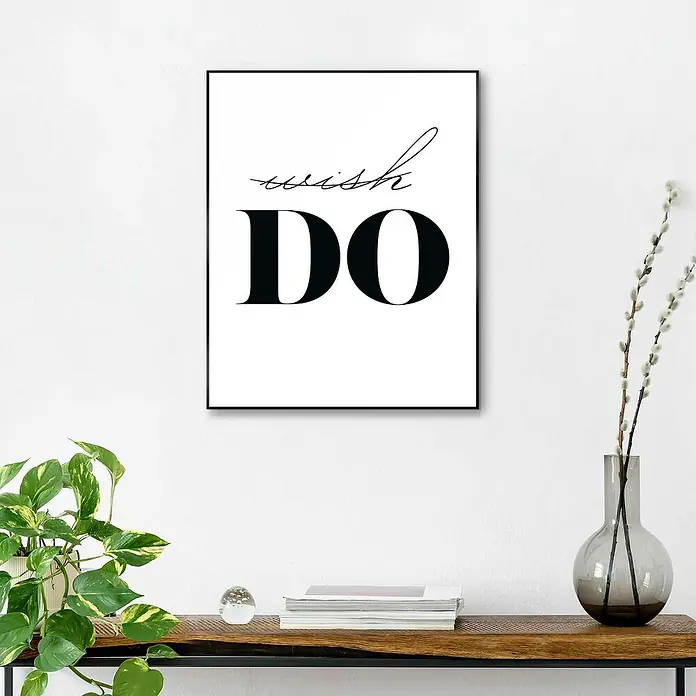 Reinders Bild Slim Frame Black - Wish Do, B x H: 40 x 50 cm - Schwarzer gerahmter Kunstdruck mit dem Schriftzug "Wish DO", der über einem Holzregal mit Zimmerpflanze und Dekorationen hängt.