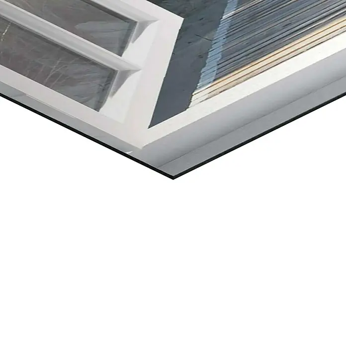 Reinders Decopanel - Northsea Window, B x H: 60 x 90 cm - Nahaufnahme eines modernen, weißen Fensters, das Tageslicht hereinlässt und architektonische Details hervorhebt.