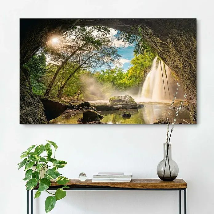 Reinders Holzbild Deco Block - Cave View, B x H: 118 x 70 cm - Wandkunst mit Wasserfall-Motiv, das eine ruhige Höhlenlandschaft mit üppigem Grün und einem friedlichen Wasserfall zeigt.