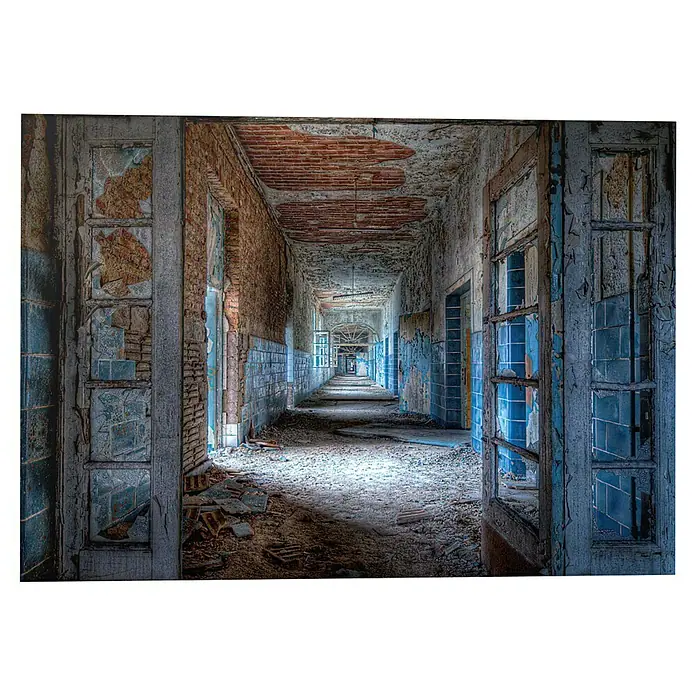 Reinders Decopanel - Urban Heaven, B x H: 140 x 100 cm - Verlassener Korridor mit abblätternder Farbe und zerbrochenen Fliesen, der den Verfall und die Vernachlässigung hervorhebt.