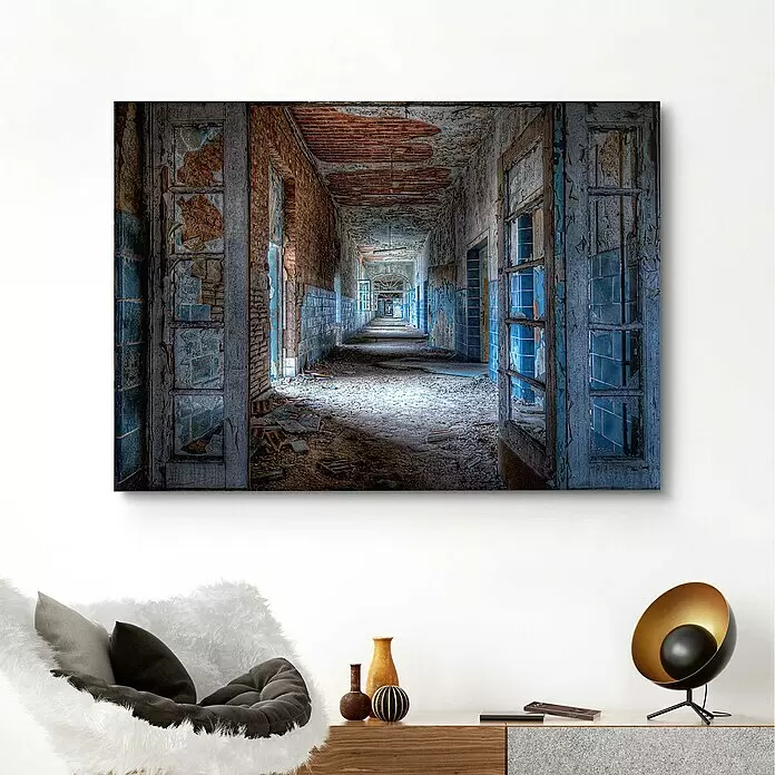 Reinders Decopanel - Urban Heaven, B x H: 140 x 100 cm - Leinwandbild eines verfallenen Korridors mit Ziegelwänden und blauen Fliesen.