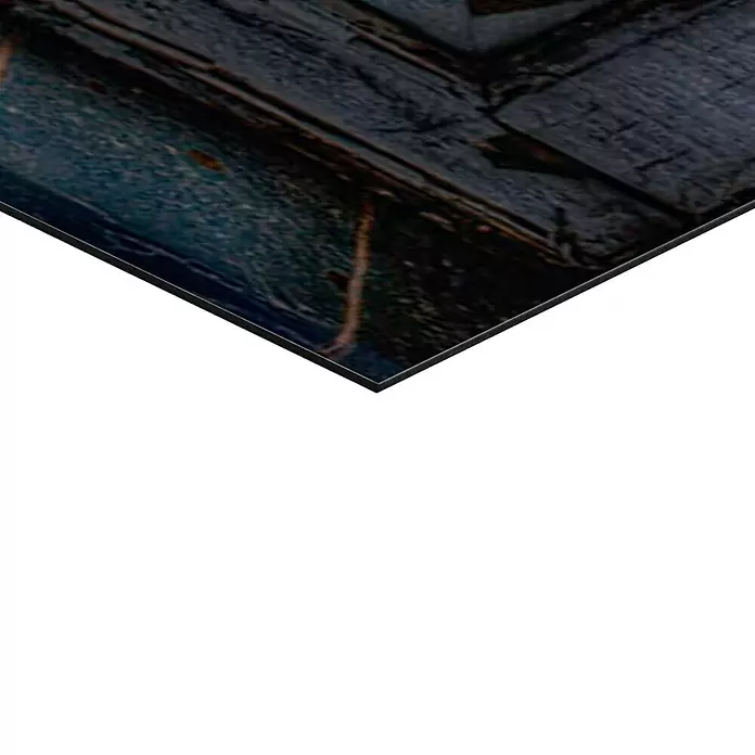 Reinders Decopanel - Urban Heaven, B x H: 140 x 100 cm - Detail einer dunklen, abgenutzten Holzoberfläche in Blaugrün-Tönen mit braunen Streifen.