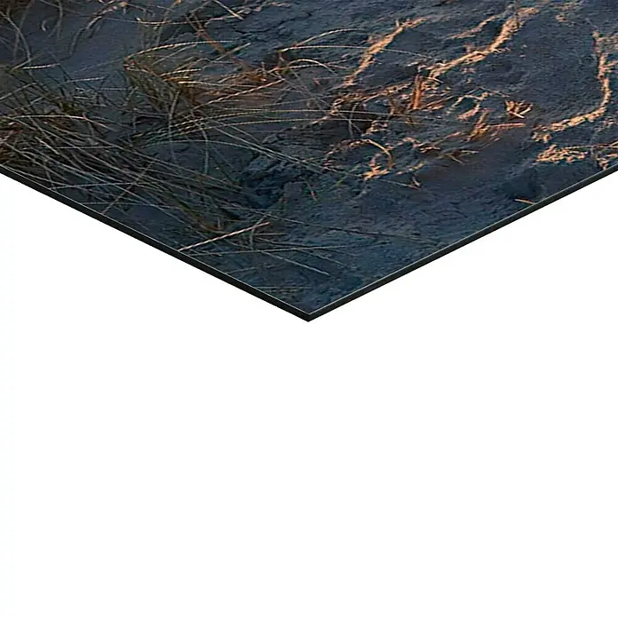 Reinders Decopanel - Dune Path, B x H: 90 x 60 cm - Nahaufnahme von Sand mit Gräsern, eingefangen in warmem Licht. Die Textur des Sandes ist deutlich erkennbar.