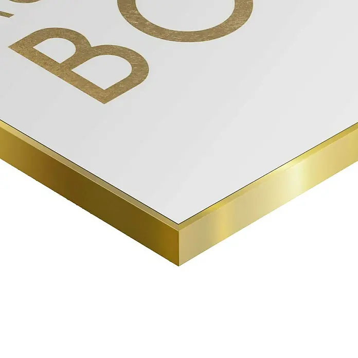 Reinders Bild Slim Frame Gold - Lady Boss, B x H: 30 x 40 cm - Nahaufnahme eines eleganten Schildes mit goldenen Akzenten und einem weißen Hintergrund, der eine stilvolle und hochwertige Präsentation bietet.