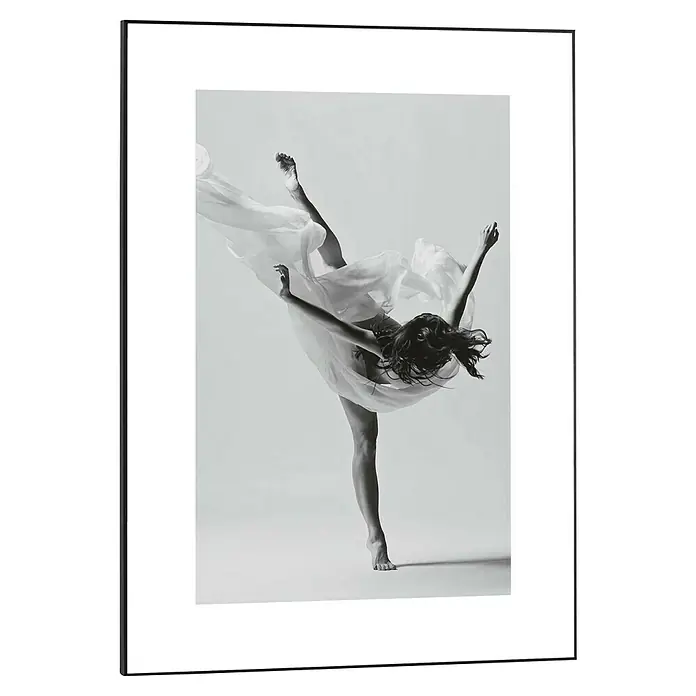 Reinders Bild Slim Frame Black - Ballett Silhouette, B x H: 50 x 70 cm - Gerahmtes Schwarz-Weiß-Foto einer Tänzerin in Bewegung, die ein fließendes Kleid trägt und anmutig in der Luft schwebt.