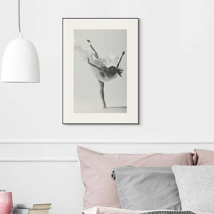 Reinders Bild Slim Frame Black - Ballett Silhouette, B x H: 50 x 70 cm - Schwarzes gerahmtes Kunstwerk mit einer Schwarz-Weiß-Fotografie einer Tänzerin in einem weißen Kleid, das an einer weißen Wand hängt.