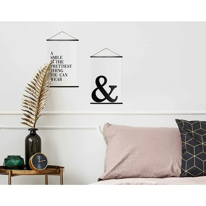 Reinders Poster Art Print - Fahionable, B x H: 20 x 30 cm, 4 -tlg. - Wanddeko mit stilvollen Postern und goldenen Akzenten auf einem eleganten Beistelltisch im Schlafzimmer.