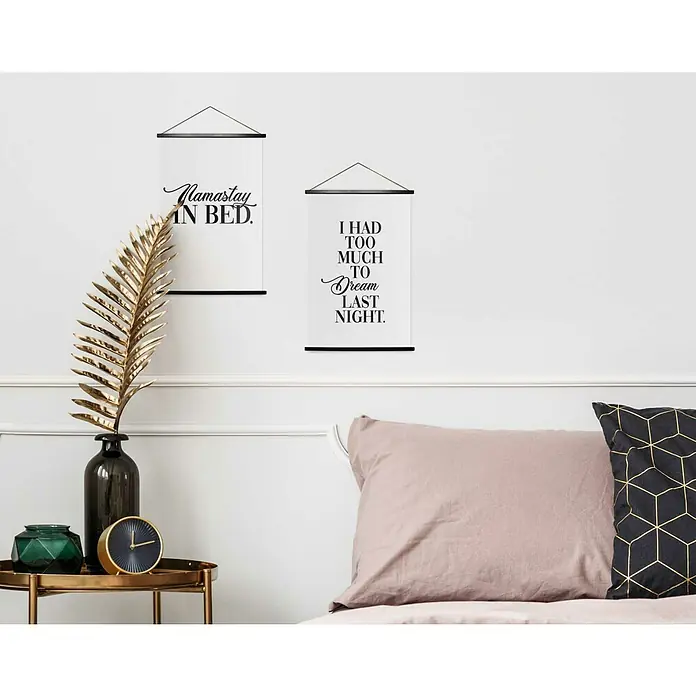 Reinders Poster Art Print - Good Night, B x H: 20 x 30 cm, 4 -tlg. - Wanddekoration mit zwei Postern mit motivierenden Sprüchen in Schwarz und Weiß über einem Bett mit Zierkissen.