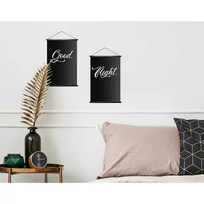 Reinders Poster Art Print - Good Night, B x H: 20 x 30 cm, 4 -tlg. - Elegante Wanddeko mit zwei schwarzen Bannern, die "Good" und "Night" zeigen, kombiniert mit stilvollen Wohnaccessoires auf einem goldenen Beistelltisch.