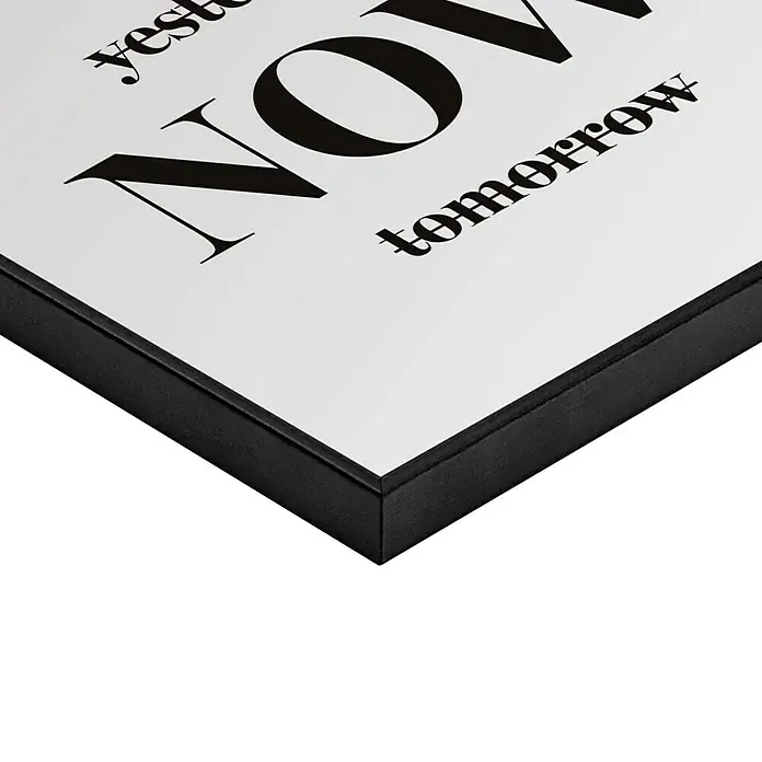 Reinders Bild Slim Frame Black - Now, B x H: 50 x 50 cm - Nahaufnahme eines gerahmten Kunstdrucks mit den Worten "Gestern, Jetzt, Morgen" in schwarzer Schrift auf weißem Grund.