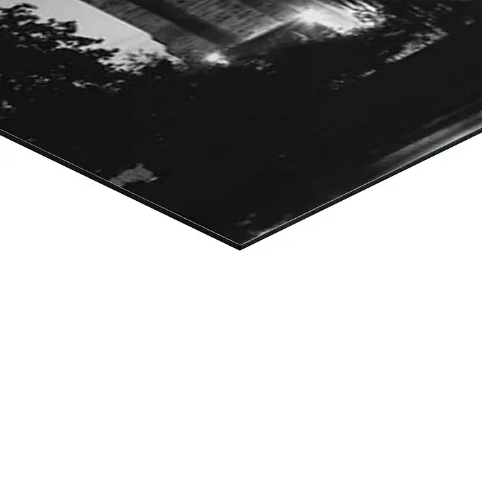 Reinders Decopanel - New York - Brooklyn Bridge, B x H: 156 x 52 cm - Schwarz-Weiß-Foto auf einer Aluminium-Dibond-Platte, das eine nächtliche Stadtlandschaft zeigt. Perfekt für moderne Wohnräume.
