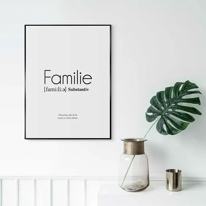 Reinders Bild Slim Frame Black - Familie, B x H: 30 x 40 cm - Ein gerahmtes Poster mit dem Wort "Familie" in schwarzer Schrift, begleitet von einer stilvollen Glasvase mit Pflanze.
