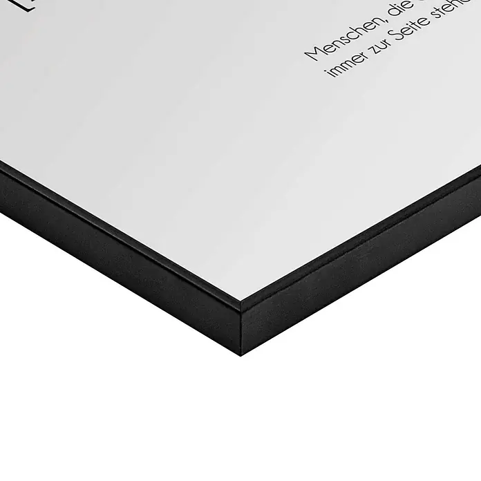 Reinders Bild Slim Frame Black - Familie, B x H: 30 x 40 cm - Detailansicht eines gerahmten Kunstwerks. Der Rahmen ist schwarz und das Bild hat einen weißen Hintergrund mit Text.