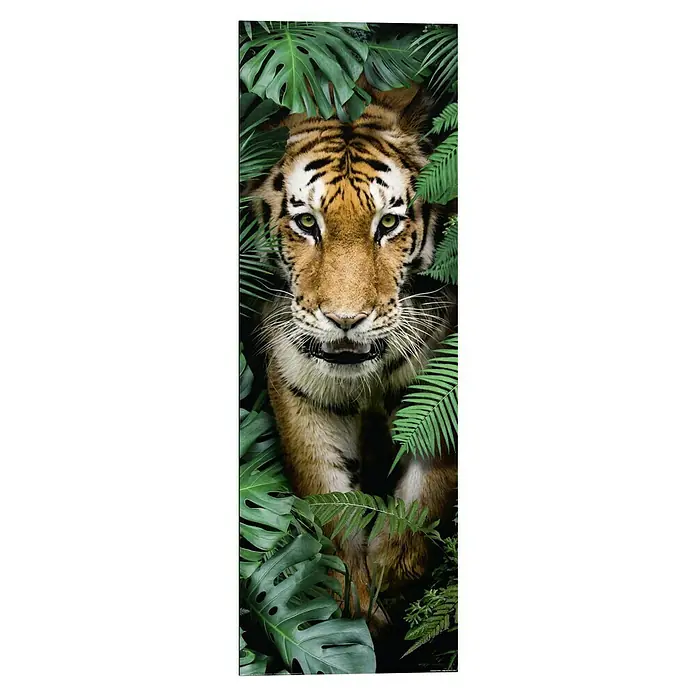 Reinders Decopanel - Walking Tiger, B x H: 30 x 90 cm - Ein Tigergesicht inmitten üppiger, grüner Blätter, das die Wildheit und Schönheit der Natur einfängt.