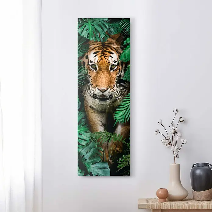 Reinders Decopanel - Walking Tiger, B x H: 30 x 90 cm - Wandbild mit Tiger im Dschungelmotiv. Hochformatiges Bild eines Tigers, der zwischen grünen Blättern hervorlugt, ein echter Hingucker an jeder Wand.