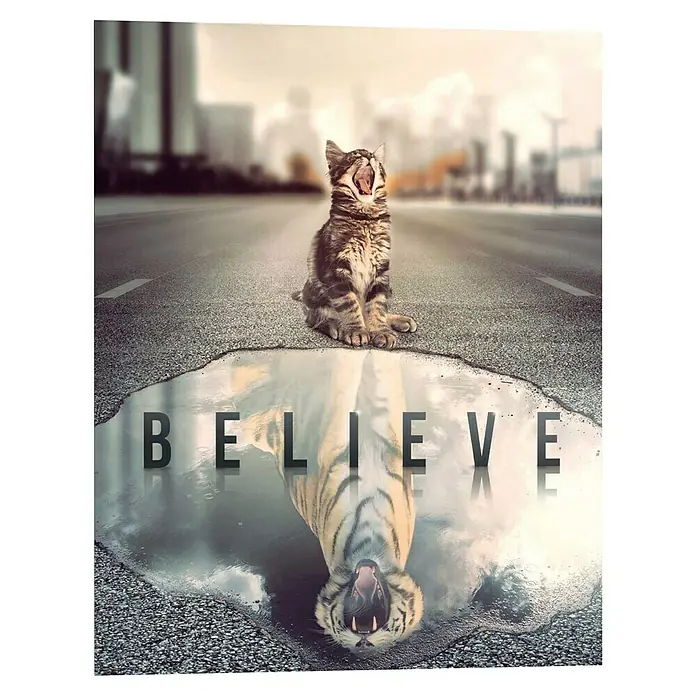 Reinders Decopanel - Set Your Mind, B x H: 40 x 50 cm - Inspirierendes Bild eines Kätzchens, dessen Spiegelbild im Wasser einen Tiger zeigt, mit dem Wort "BELIEVE".