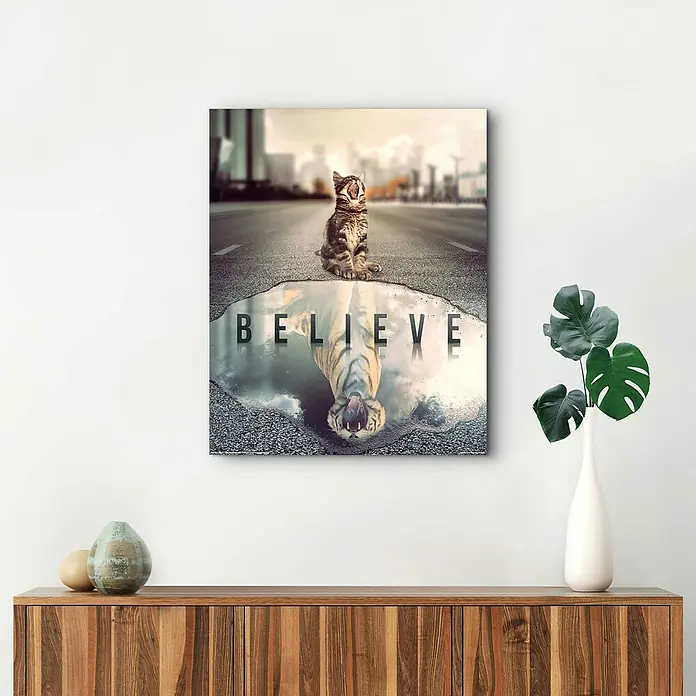 Reinders Decopanel - Set Your Mind, B x H: 40 x 50 cm - Ein inspirierendes Leinwandbild, das eine Katze zeigt, die ihr Tiger-Spiegelbild im Wasser betrachtet, mit dem Wort "BELIEVE".