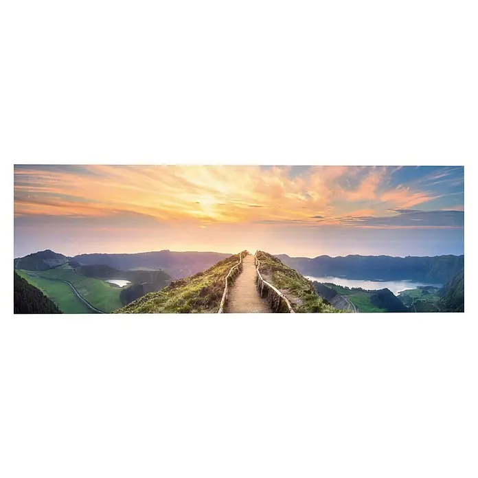 Reinders Decopanel - Wide View, B x H: 156 x 52 cm - Panoramablick auf einen Weg, der über einen Bergrücken zu einem atemberaubenden Sonnenuntergang führt, mit Seen und Hügeln auf beiden Seiten.