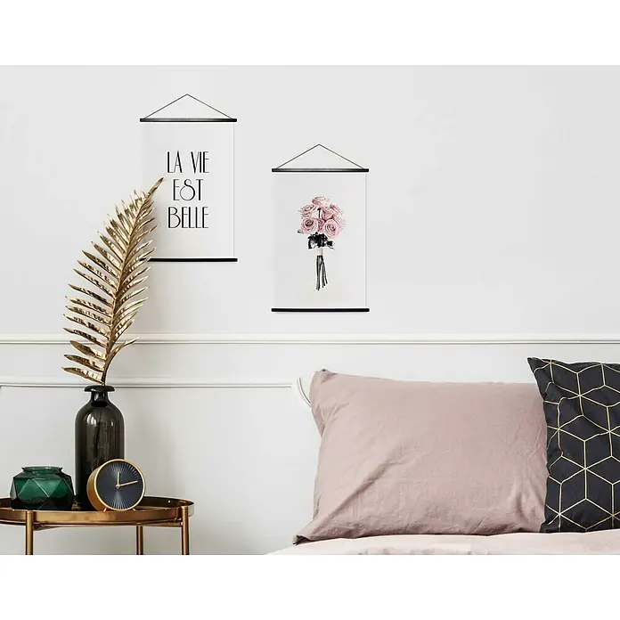 Reinders Poster Art Print - Sweet Beauty, B x H: 20 x 30 cm, 4 -tlg. - Zwei gerahmte Kunstdrucke hängen an einer weißen Wand über einem Bett mit Kissen und Nachttisch. Die Kunstwerke zeigen ein Blumendesign und ein inspirierendes Zitat.