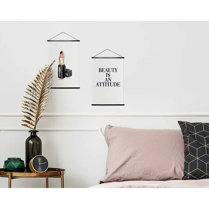 Reinders Poster Art Print - Sweet Beauty, B x H: 20 x 30 cm, 4 -tlg. - Wanddekoration mit einem Lippenstiftbild und einem Spruch sowie weitere Dekoartikel wie eine goldene Pflanze in einer Vase.